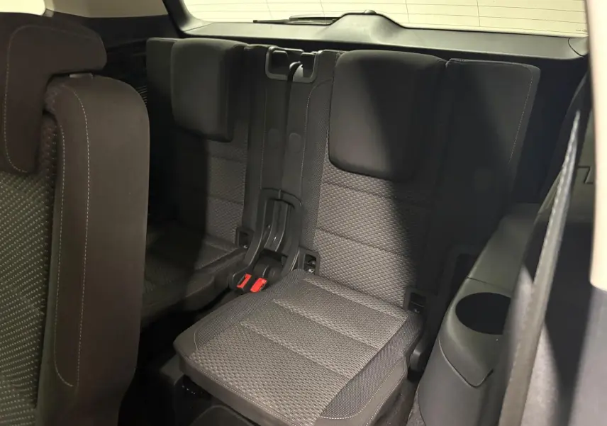 Vue rapprochée des sièges arrière rabattables en tissu gris du Volkswagen Touran 2024, version 7 places.
