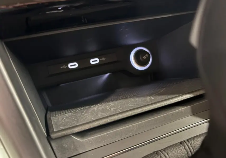 Prise USB et prise 12V éclairées dans la console centrale du Volkswagen Touran 2024 finition Life Plus.