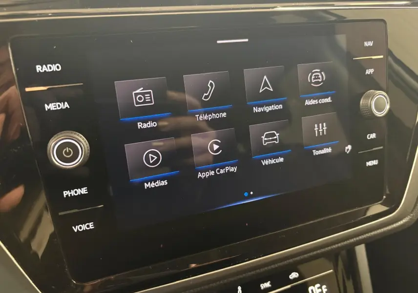 Écran tactile central du Volkswagen Touran 2024 affichant les options radio, navigation et Apple CarPlay.