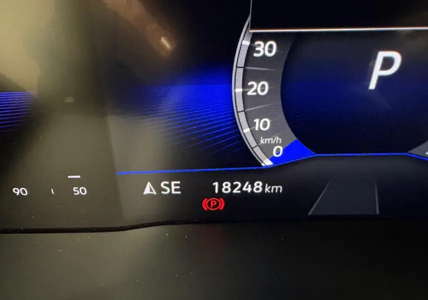 Compteur digital du Volkswagen Touran 2024 affichant 18 248 km et mode parking activé.