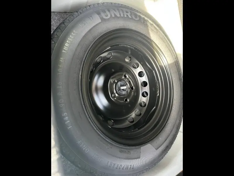 Gros plan sur la roue de secours noire du Renault Captur 2025, montrant le pneu Uniroyal et la jante acier.