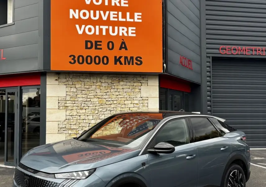 Peugeot 3008 1.2 Hybrid 145 GT gris bleu, vue 3/4 avant droit, avec jantes noires et calandre distinctive.