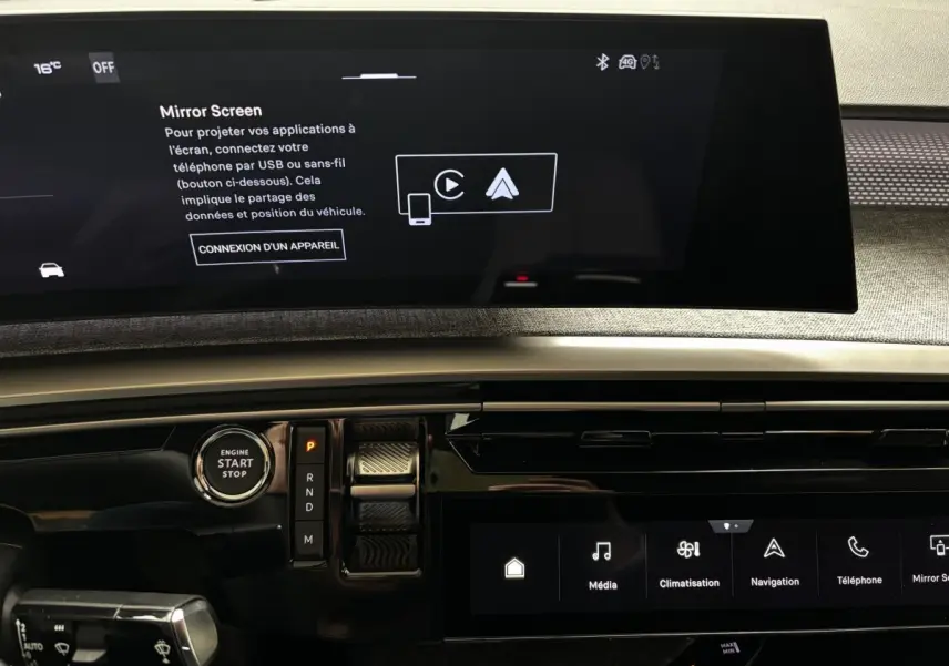 Vue rapprochée de la console centrale du Peugeot 3008 1.2 Hybrid 145 GT, avec écran tactile et bouton start/stop.