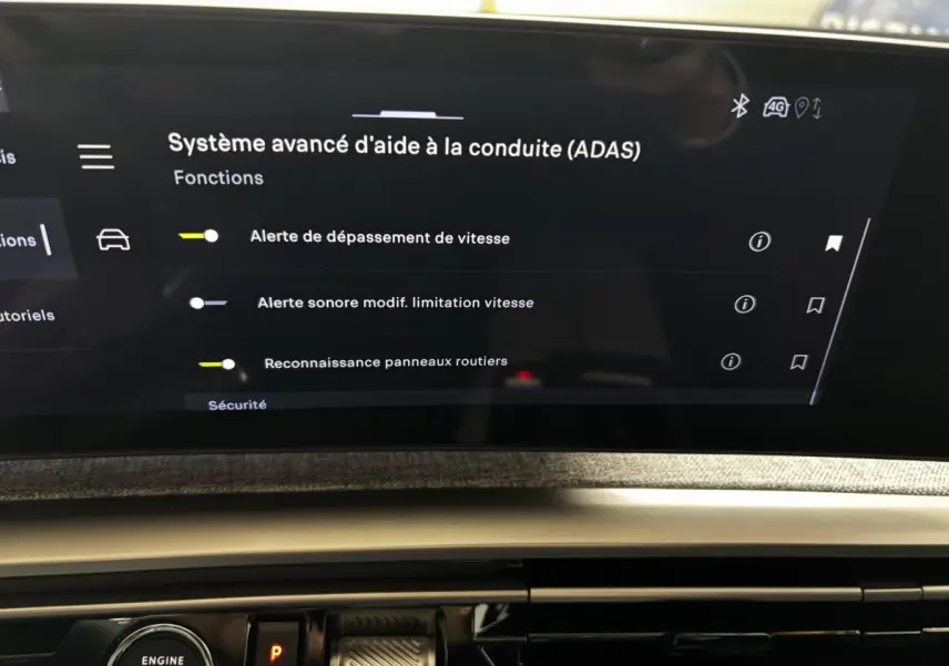 Écran tactile intérieur du Peugeot 3008 vert 2025 affichant les options avancées d'aide à la conduite.