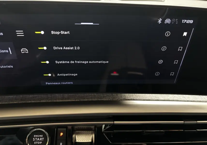 Gros plan sur l’écran tactile central et la commande Start/Stop du tableau de bord du Peugeot 3008 hybride 2025.