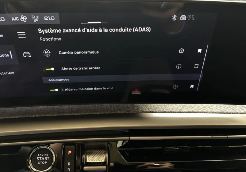 Vue rapprochée de l’écran tactile central et console du Peugeot 3008 vert, affichant les aides à la conduite avancées.