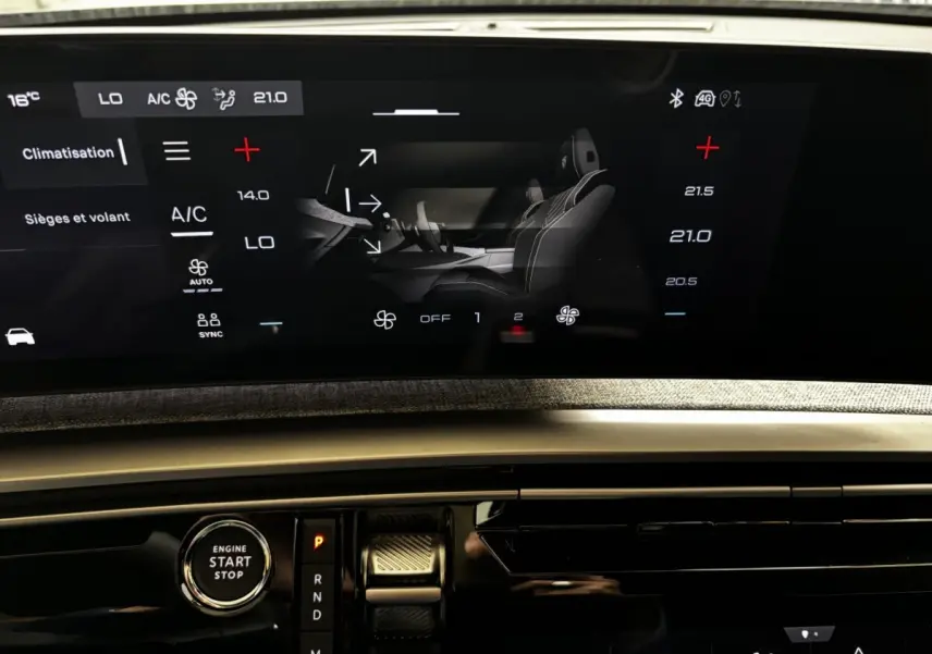 Écran tactile central affichant les réglages climatisation et sièges du Peugeot 3008 vert, vue intérieure rapprochée.