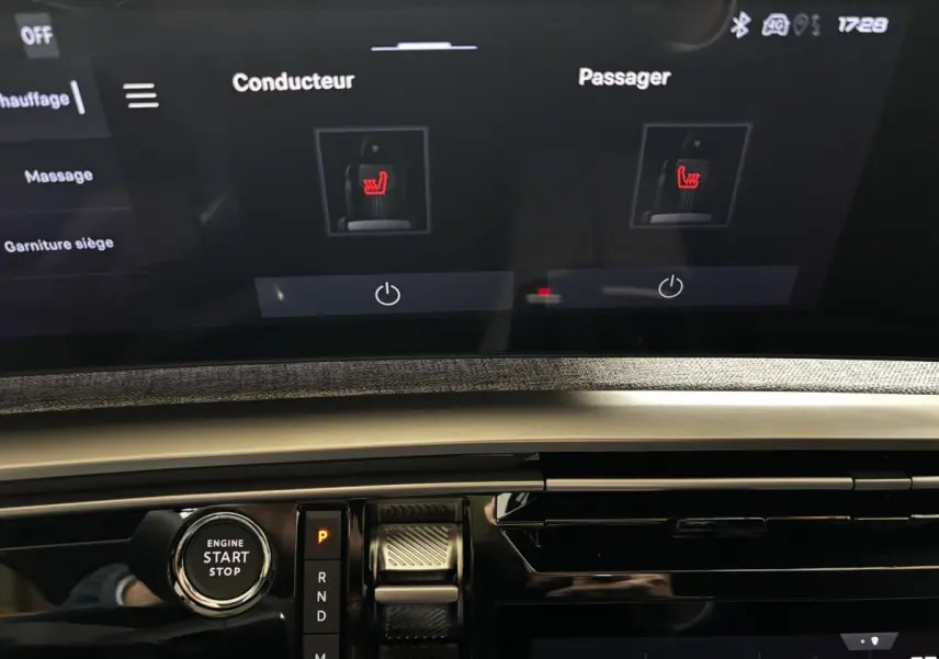 Gros plan sur la console centrale du Peugeot 3008 vert 2025, montrant l'écran tactile et la commande de boîte automatique.