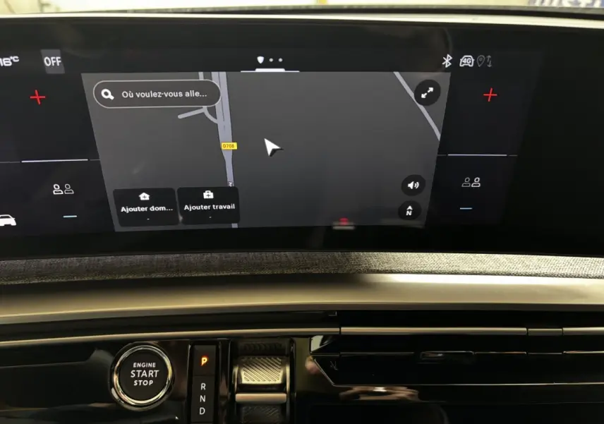 Vue intérieure du tableau de bord du Peugeot 3008 1.2 Hybrid 145 GT avec écran tactile de navigation et commande start/stop.
