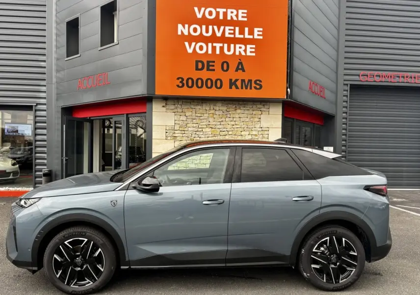 Profil côté gauche d’un Peugeot 3008 1.2 Hybrid 145 GT gris métallisé avec toit noir, roues noires et jantes stylisées.