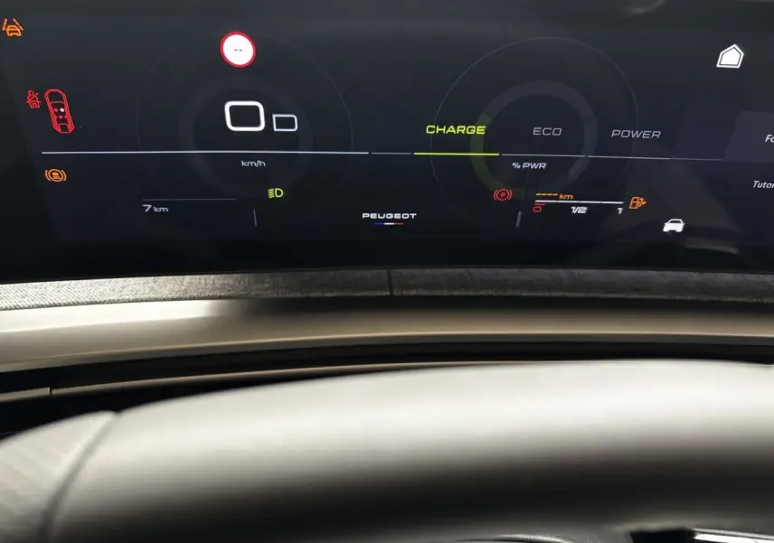 Tableau de bord numérique du Peugeot 3008 hybride 2025, affichage multifonctions avec indicateurs de charge et vitesse.