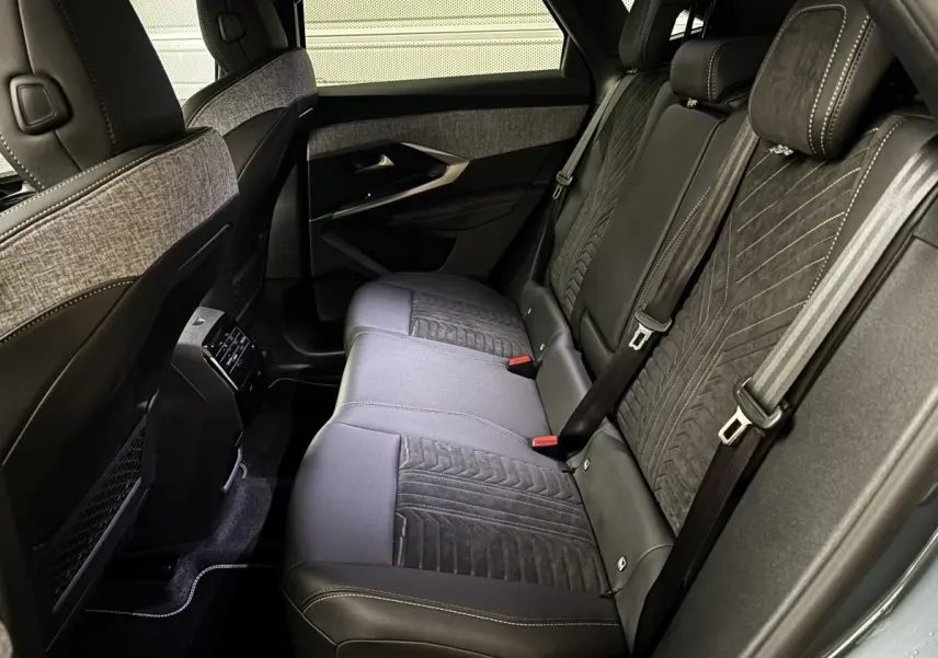 Vue intérieure côté droit des sièges arrière en tissu et cuir noir du Peugeot 3008 1.2 Hybrid 145 GT 2025.