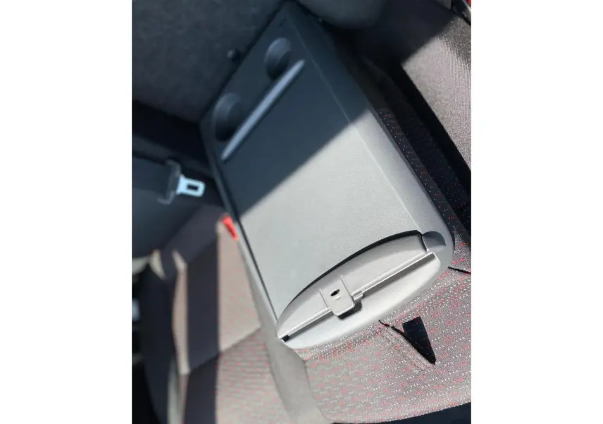 Détail de l'accoudoir central avec porte-gobelets du siège arrière du Citroën Jumper 2023, tissu gris à motifs rouges.