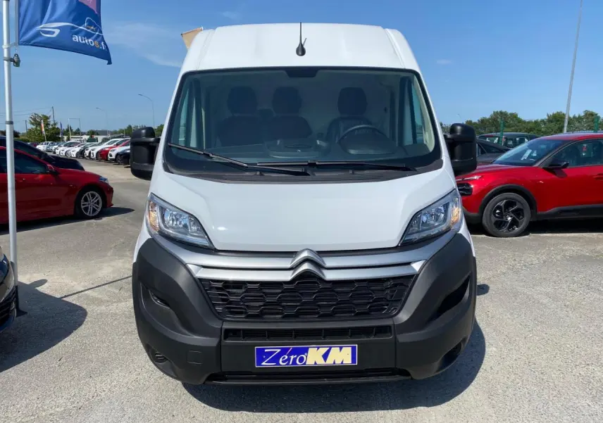 Vue de face d’un Citroën Jumper blanc 2023 avec calandre noire et plaque « Zero KM » visible.