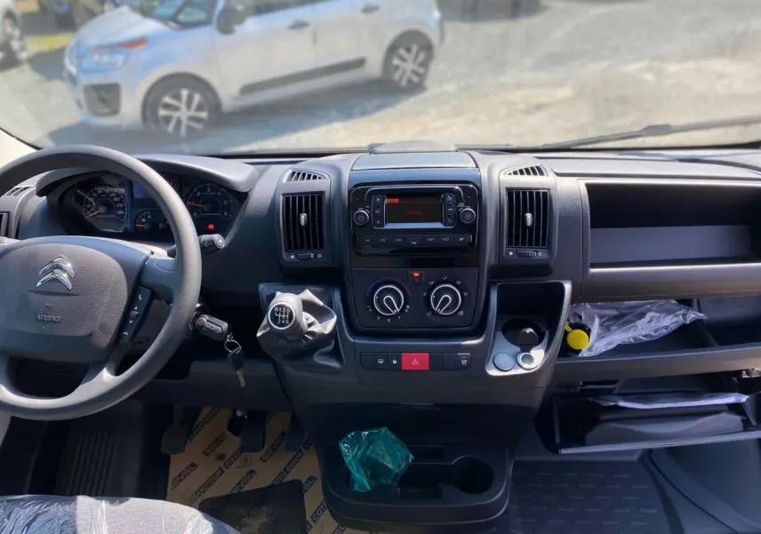 Vue intérieure du tableau de bord du Citroën Jumper 2023, avec volant à gauche et levier de vitesses manuel.