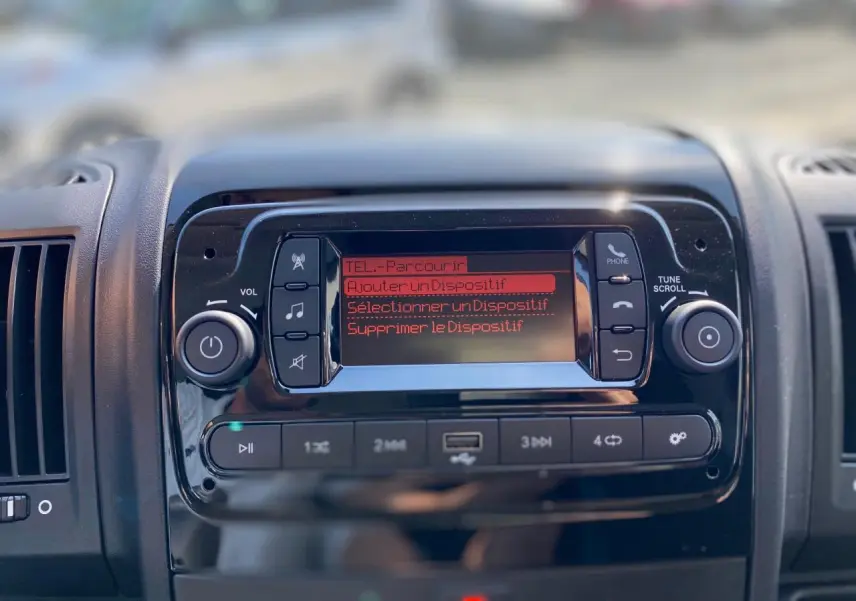 Tableau de bord du Citroën Jumper 2023, zoom sur l’écran central affichant les options Bluetooth en rouge.
