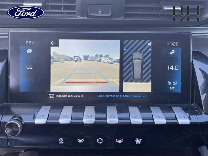 Écran tactile central montrant la caméra de recul et l'affichage du radar de stationnement d'une Peugeot 508 SW gris Artense.