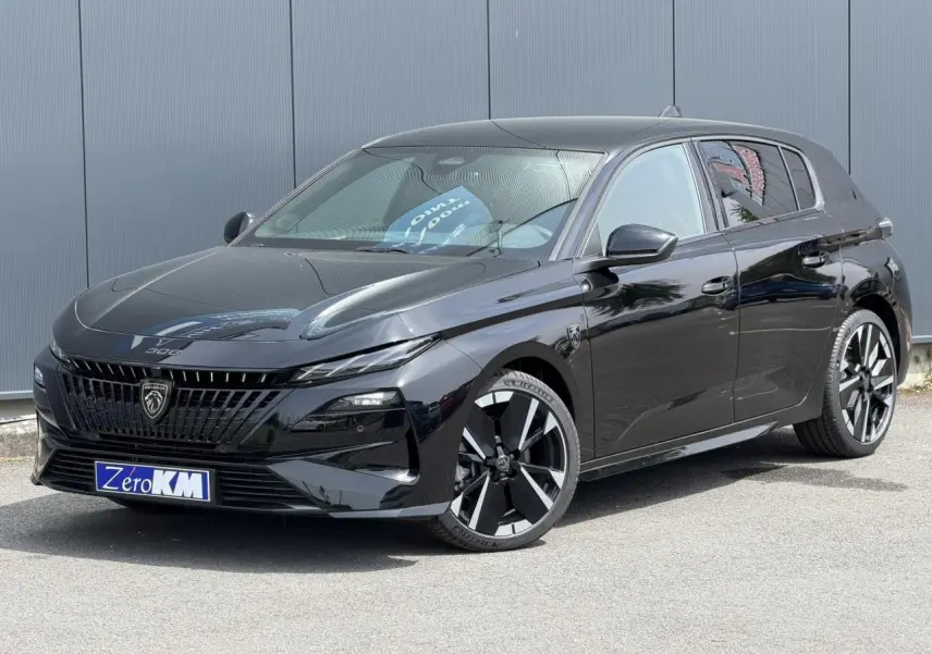 Peugeot 308 NV Hybrid 145 GT noir Perla, vue 3/4 avant droit, jantes alliage bi-tons et calandre distinctive.