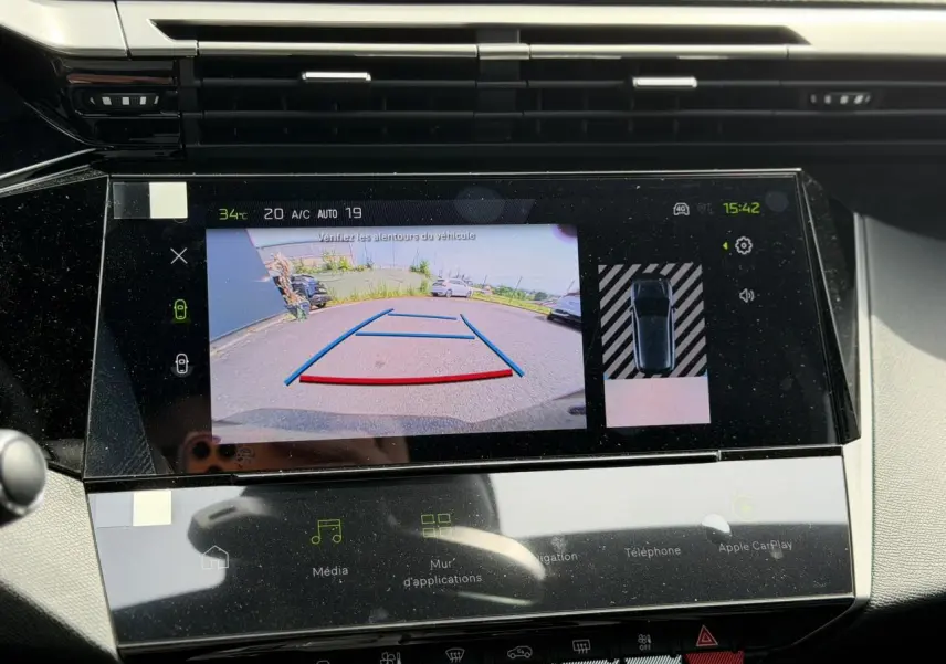Écran tactile intérieur de la Peugeot 308 NV Hybrid 145 GT e-DSC6 montrant la caméra de recul et l’aide au stationnement.