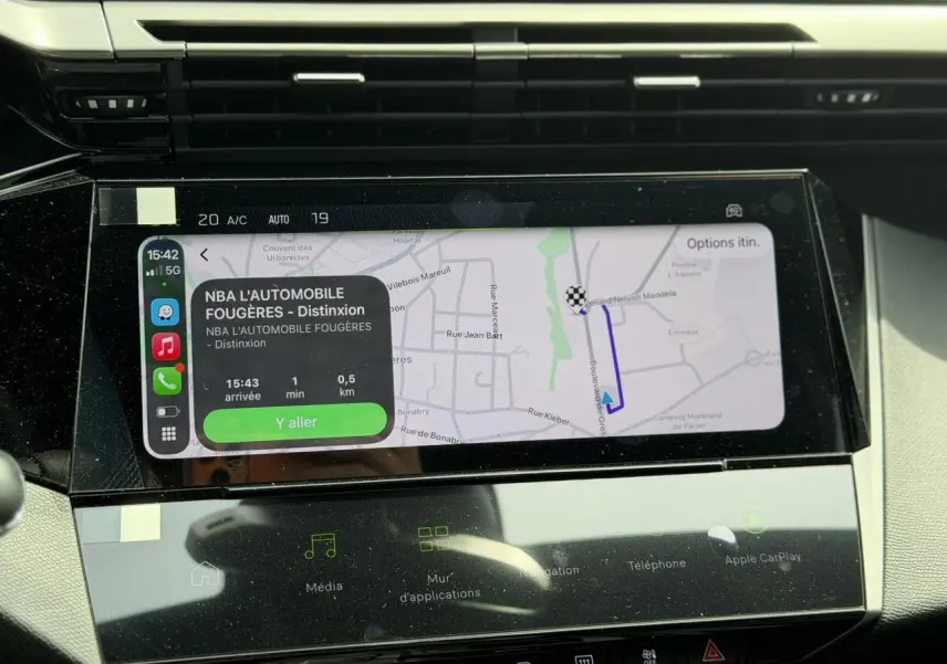 Écran tactile central affichant la navigation 3D connectée dans l’habitacle de la Peugeot 308 NV Hybrid 145 GT e-DSC6.