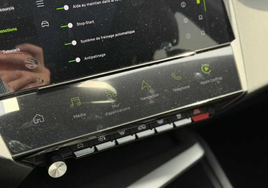 Gros plan sur l'écran tactile central de la Peugeot 308 NV Hybrid 145 GT, affichant les options multimédia et navigation.