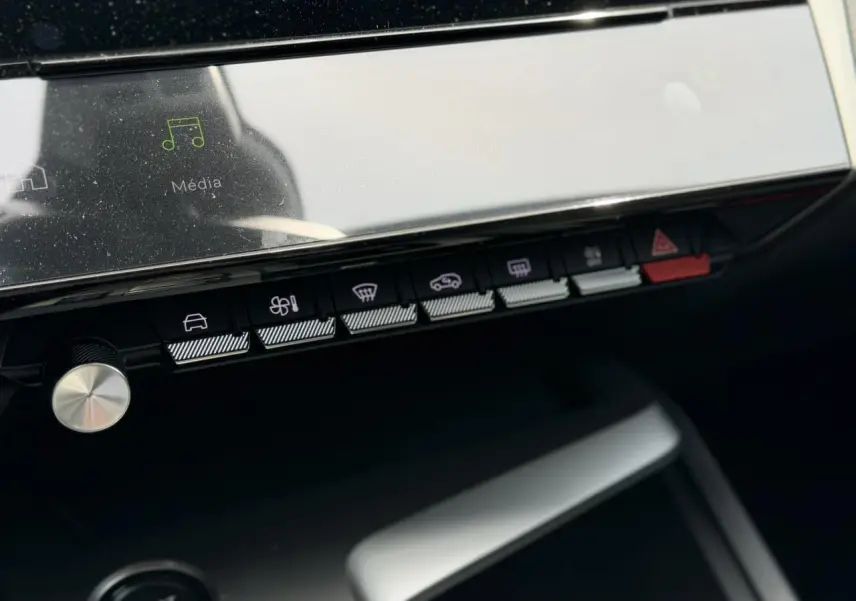 Détail de la console centrale tactile et des commandes tactiles en ligne du Peugeot 308 NV Hybrid 145 GT e-DSC6 2026.