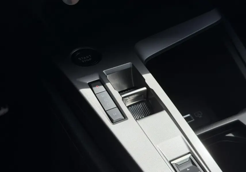 Vue rapprochée de la console centrale argentée avec sélecteur de boîte auto et bouton start/stop sur Peugeot 308 NV Hybrid 145 GT.