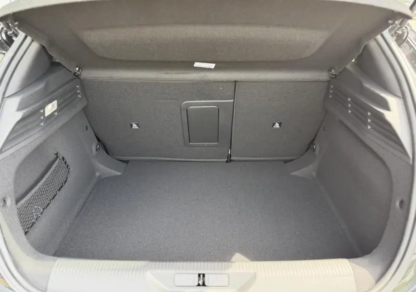 Coffre ouvert de la Peugeot 308 NV Hybrid 145 GT e-DSC6 noir Perla, montrant un espace de chargement propre et bien agencé.