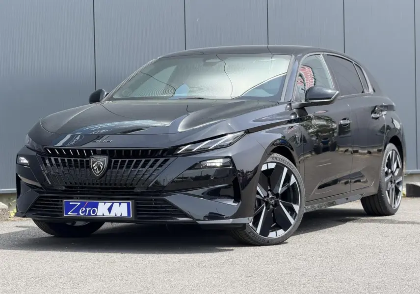 Peugeot 308 NV Hybrid 145 GT e-DSC6 noir Perla en 3/4 avant droit, avec jantes alliage bi-tons et calandre distinctive.
