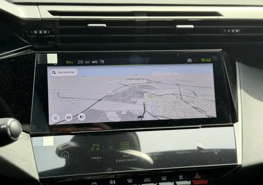 Écran tactile central du tableau de bord de la Peugeot 308 noir Perla, affichant la navigation 3D connectée.
