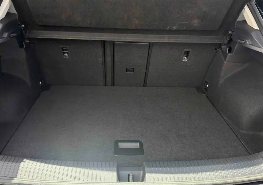 Vue intérieure du coffre spacieux et propre du Volkswagen T-Roc noir, sans chargement visible.