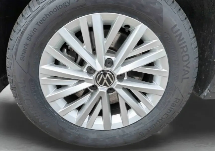 Gros plan sur la jante alliage 16 pouces argentée du Volkswagen T-Roc noir, avec pneu Uniroyal visible.