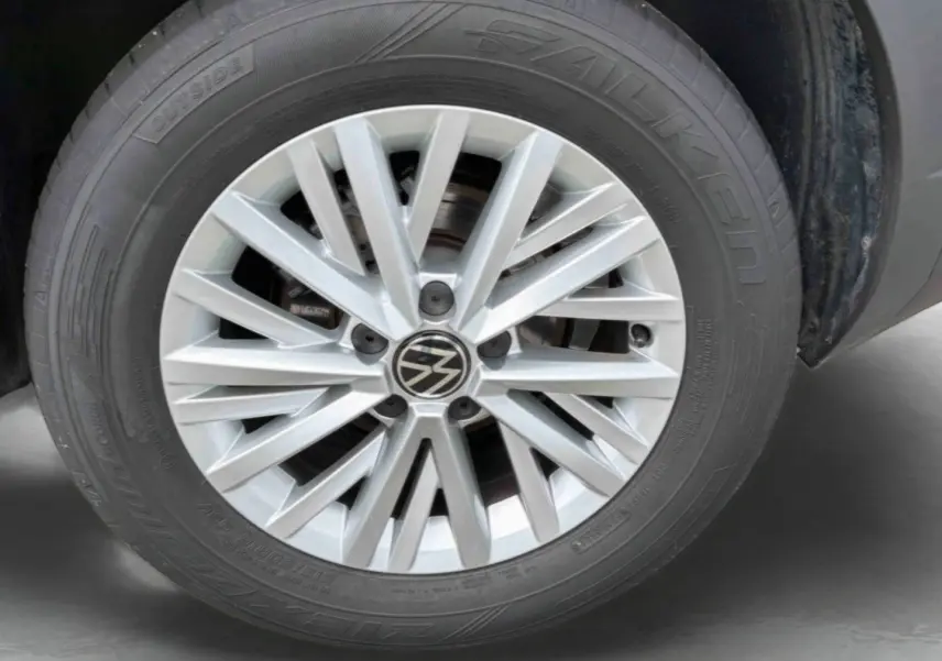 Gros plan sur la jante alliage 16'' Chester argentée du Volkswagen T-Roc noir, mettant en valeur le logo VW central.