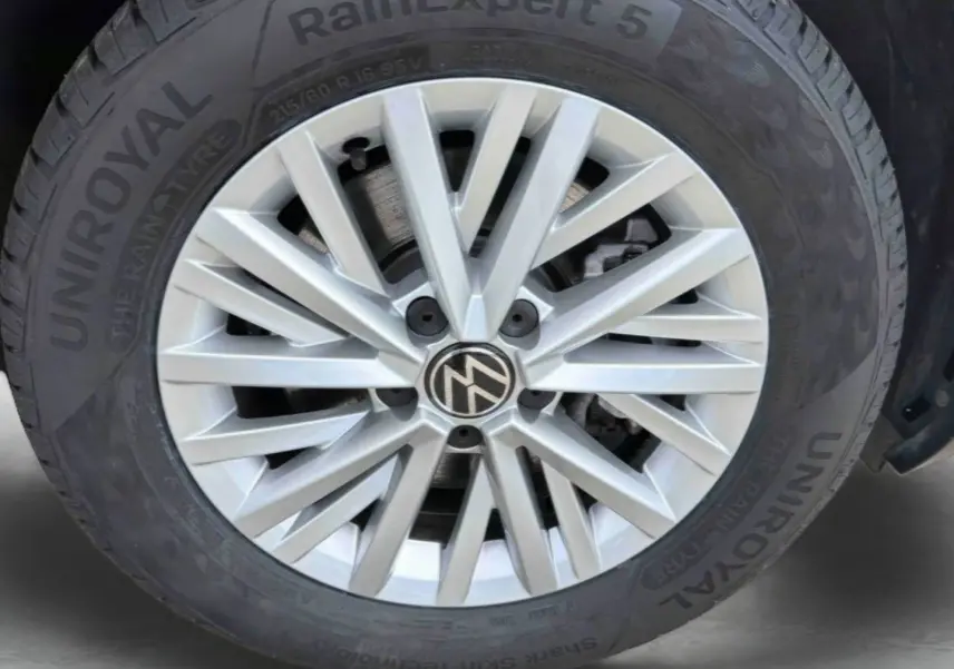 Gros plan sur la jante alliage 16'' Chester argentée du Volkswagen T-Roc noir, mettant en valeur le logo VW central.