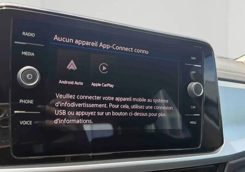 Écran tactile du système d'infodivertissement Volkswagen T-Roc 2025, interface App-Connect visible en gros plan.