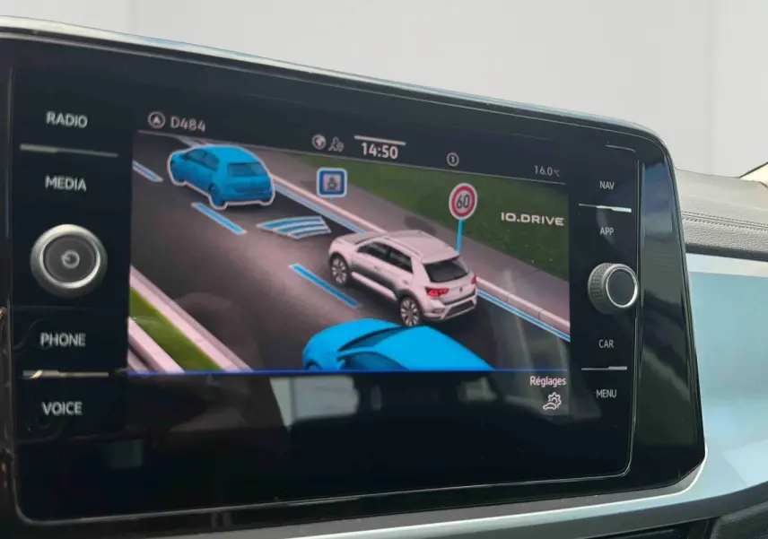 Écran tactile intérieur montrant l'assistant de conduite IQ.DRIVE du Volkswagen T-Roc 2025 en vue de navigation.
