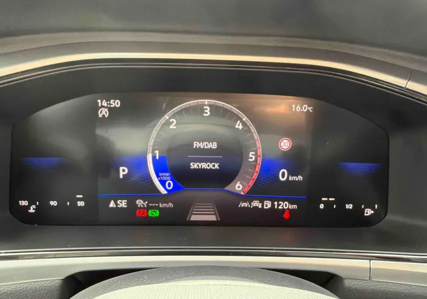 Tableau de bord numérique du Volkswagen T-Roc 2025, affichage central avec compte-tours et vitesse à 0 km/h.