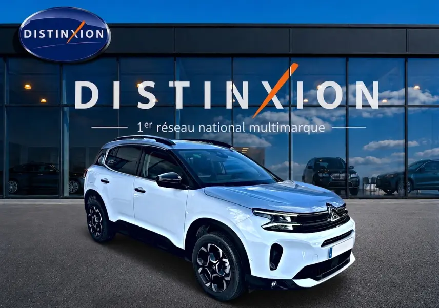 Citroën C5 Aircross blanc vue 3/4 avant droit, avec jantes alu et toit noir devant showroom Distinxion.