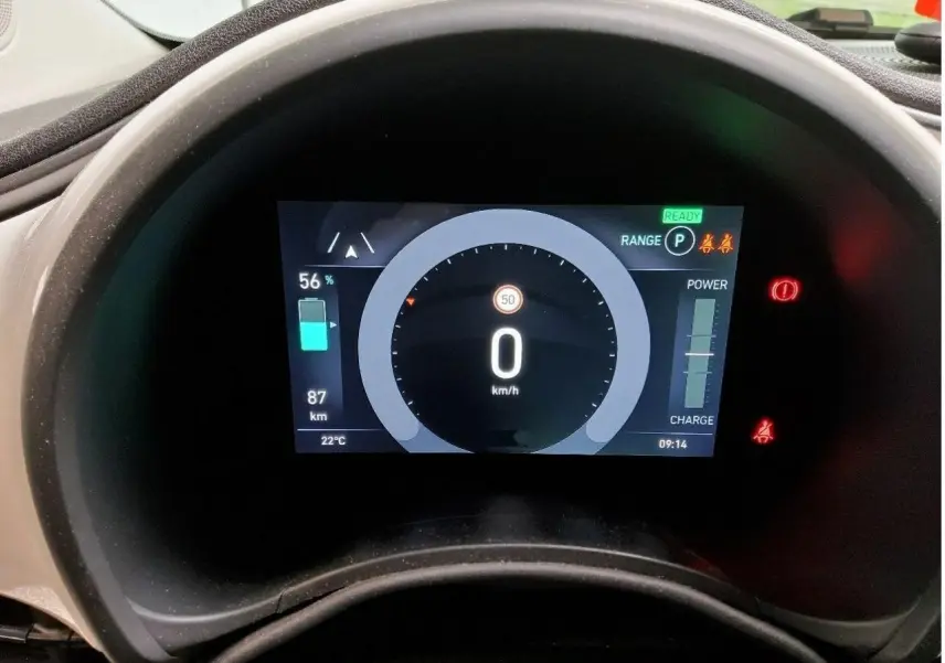 Affichage numérique du tableau de bord de la Fiat 500 électrique 2024, montrant vitesse, autonomie et niveau de batterie.