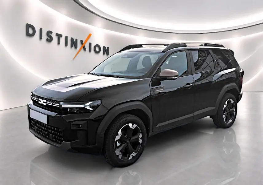 SUV Dacia Bigster noir en 3/4 avant droit, avec jantes alu et barres de toit visibles en showroom lumineux.