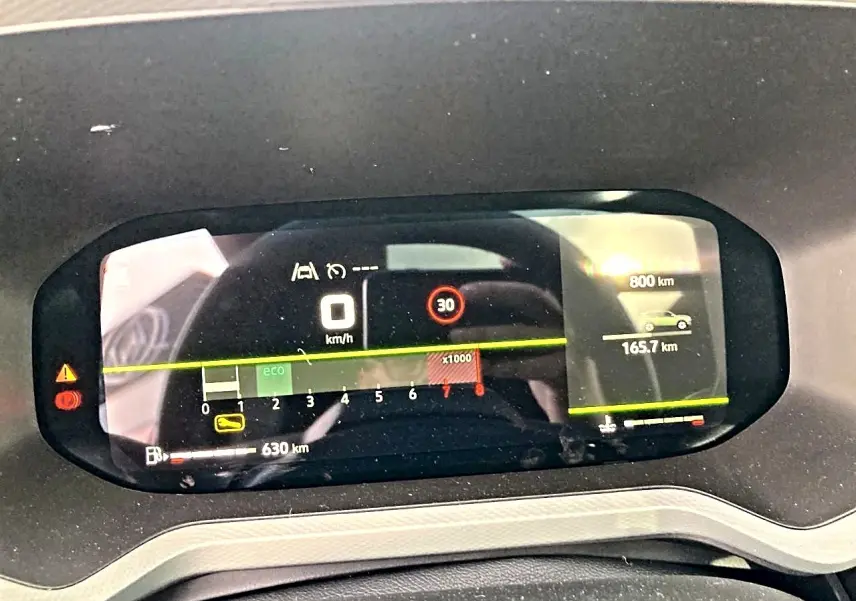 Affichage numérique du tableau de bord du Dacia Bigster 2025 montrant vitesse, régime moteur et autonomie.