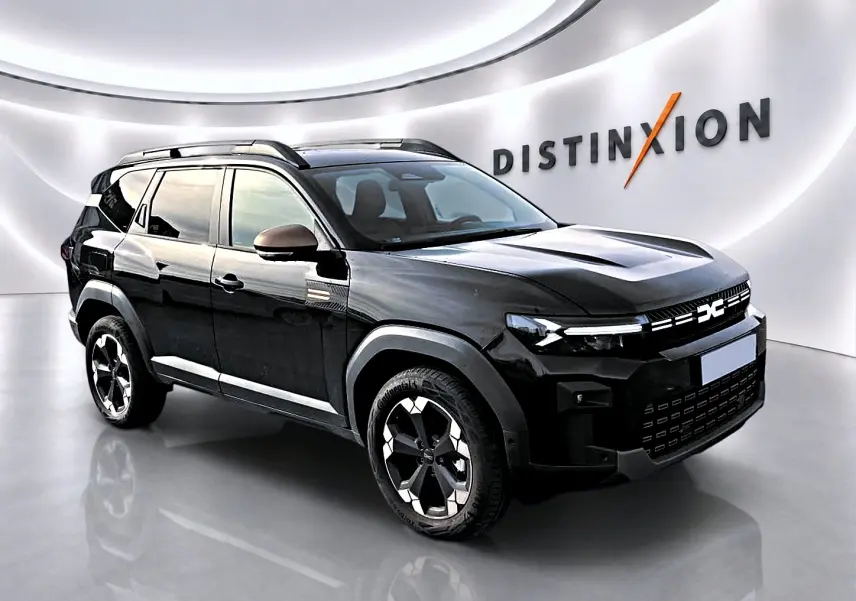SUV Dacia Bigster noir vu en 3/4 avant droit, avec jantes alu et barres de toit visibles dans un showroom lumineux.