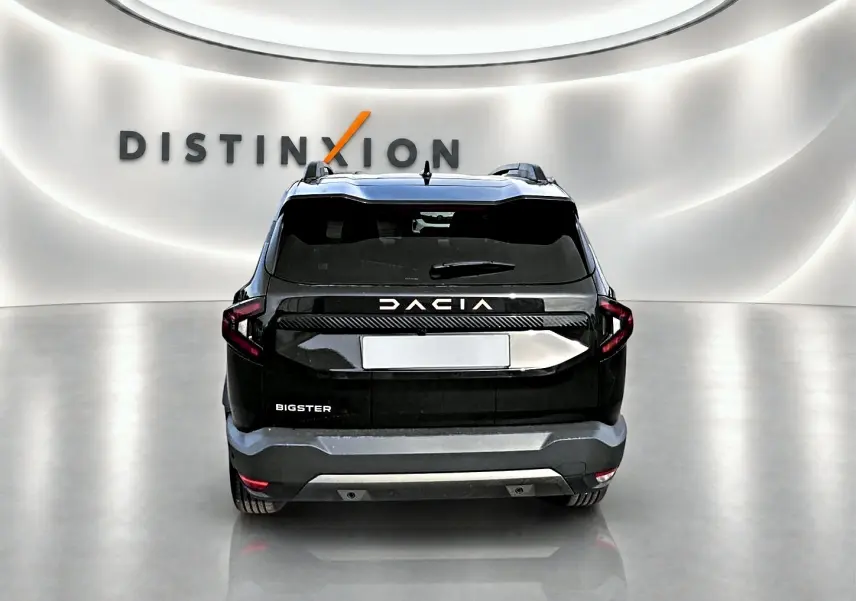 Vue arrière du Dacia Bigster noir 2025 avec feux LED et barres de toit visibles dans un showroom épuré.