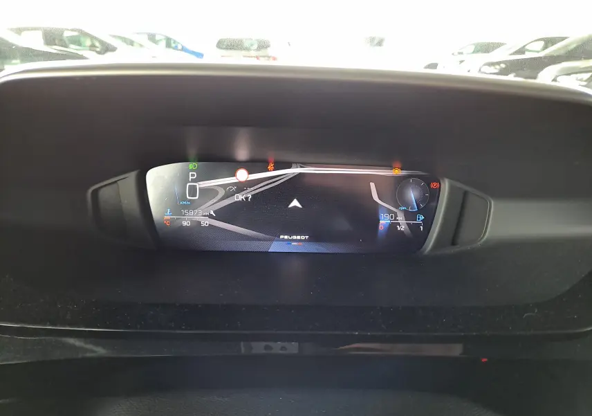 Tableau de bord numérique de Peugeot 308 Diesel 2024 affichant la vitesse, la consommation et l'autonomie.