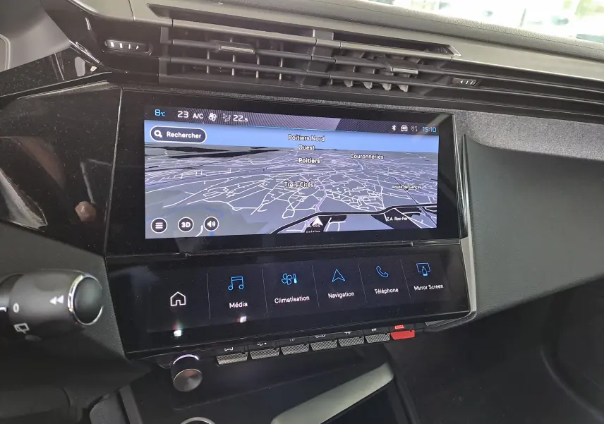 Vue rapprochée de l'écran tactile central avec navigation 3D dans l'habitacle noir d'une Peugeot 308 2024 blanche.