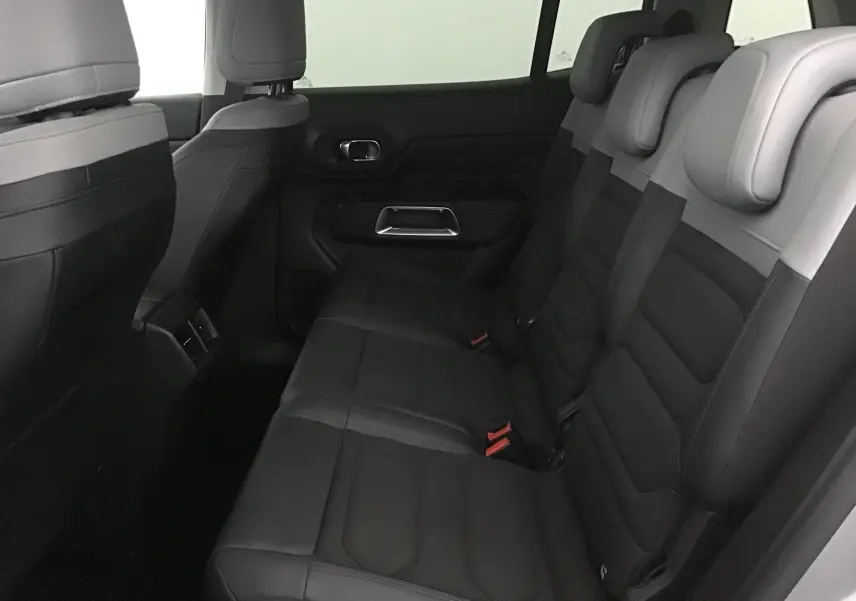Banquette arrière en cuir noir et gris du Citroën C5 Aircross 2024, vue côté droit avec appuie-têtes ajustables.