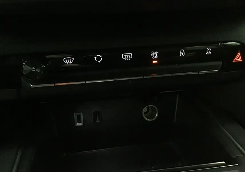 Vue rapprochée de la console centrale du Citroën C5 Aircross 2024, montrant les commandes climatisation et ports USB.
