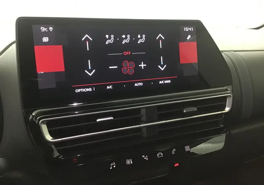 Écran tactile central du tableau de bord du Citroën C5 Aircross 2024 gris, affichant les commandes de climatisation.