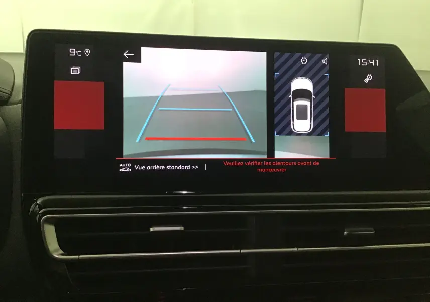 Écran central du Citroën C5 Aircross 2024 montrant la caméra de recul avec guidage et vue aérienne du véhicule.