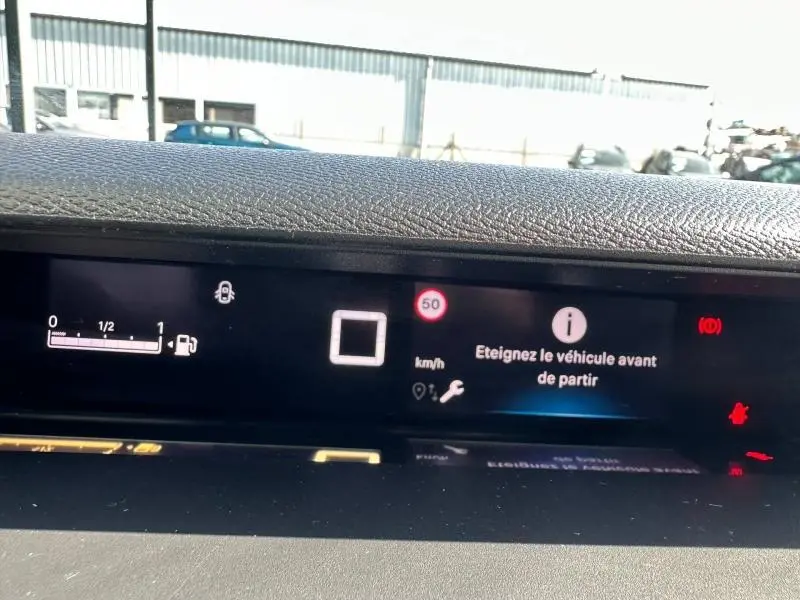 Tableau de bord numérique de Citroën C3 gris Mercury, affichant un message d'alerte et la vitesse à 0 km/h.